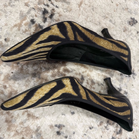 Donald J. Pliner Women's Black and Tan Animal Print Pumps - Picture 2 of 5